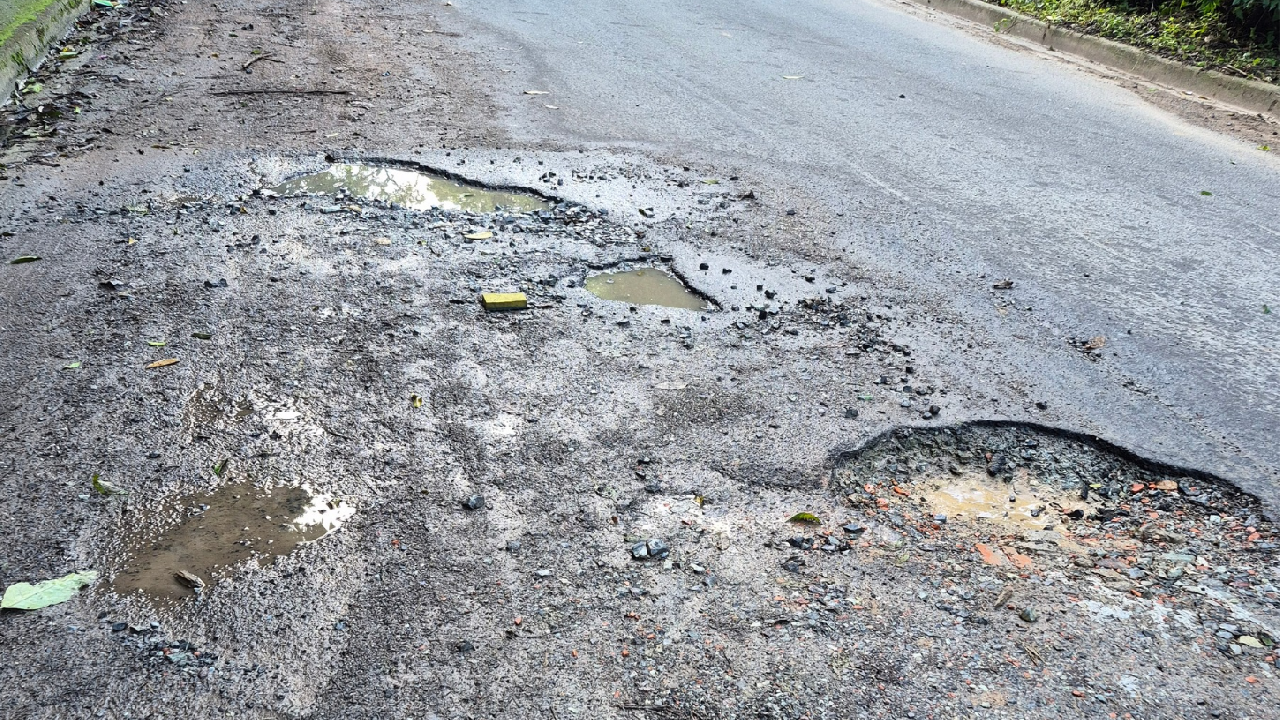 Buraco em via dos Moreiras preocupa moradores