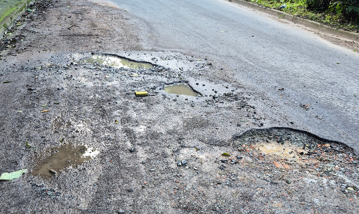 Buraco em via dos Moreiras preocupa moradores