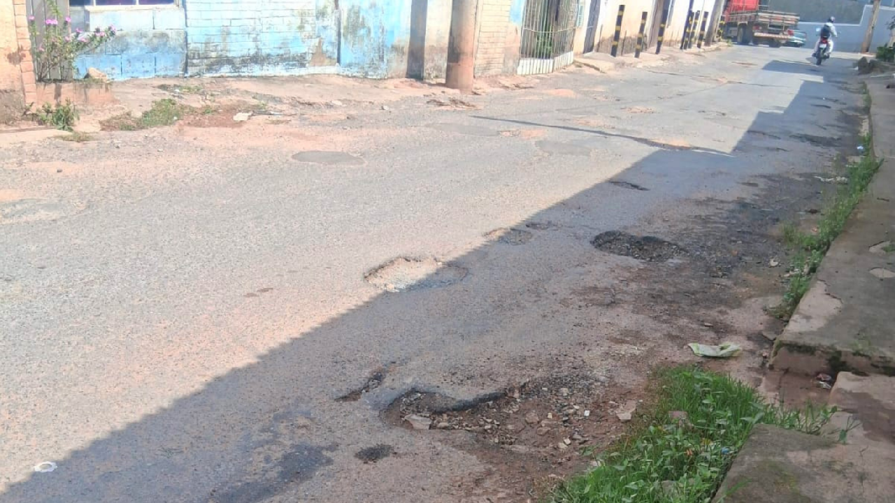Buracos em via do bairro dos Moreiras preocupam moradores em Piedade