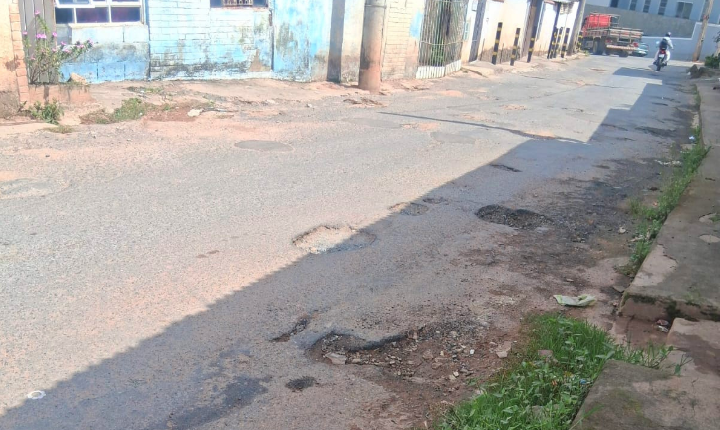 Buracos em via do bairro dos Moreiras preocupam moradores em Piedade