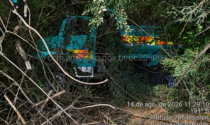 Caminhão cai em ribanceira na SP-079 em Piedade