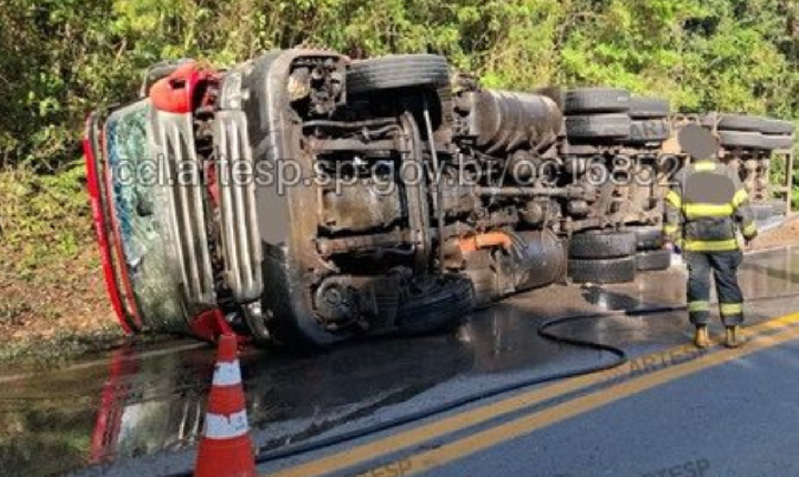 Caminhão carregado com batata-doce tomba na SP-250 em Piedade