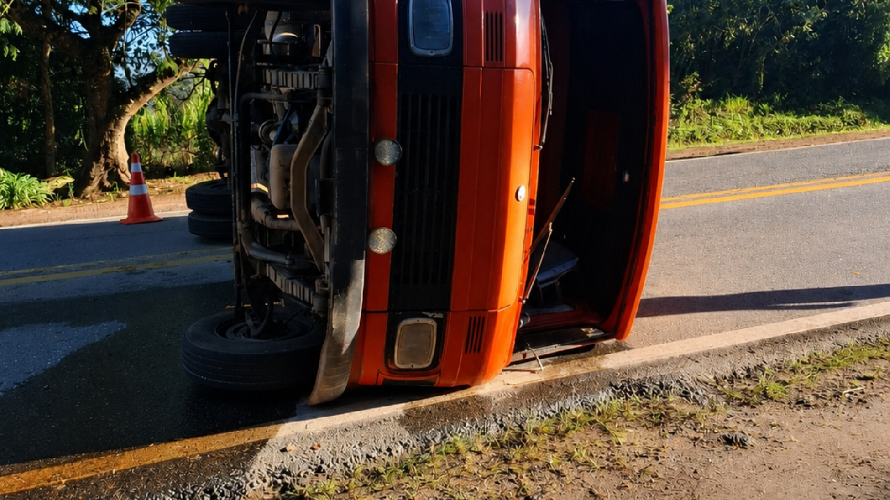 Caminhão tomba na SP-250, em Piedade, após motorista perder o controle da direção