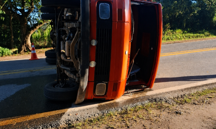 Caminhão tomba na SP-250, em Piedade, após motorista perder o controle da direção