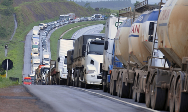 Caminhoneiros ameaçam paralisação nacional contra alta do diesel