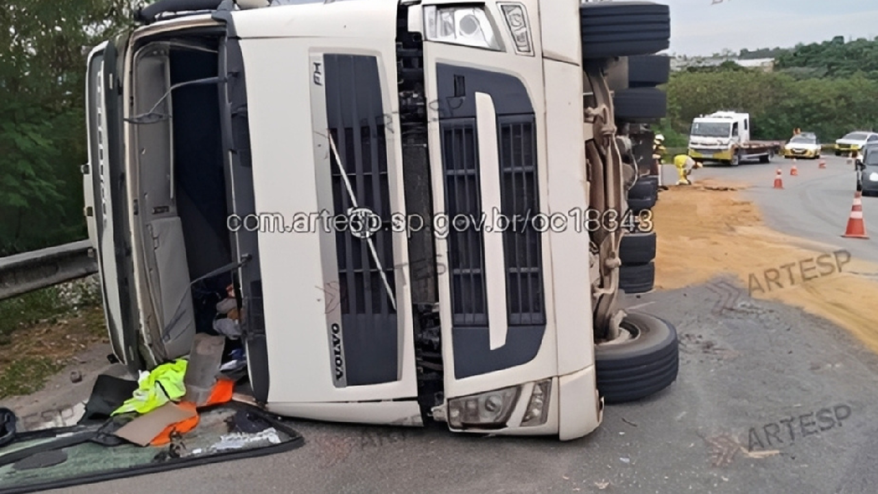 Carreta tomba em alça de acesso entre rodovias em Votorantim