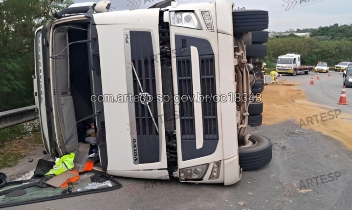 Carreta tomba em alça de acesso entre rodovias em Votorantim