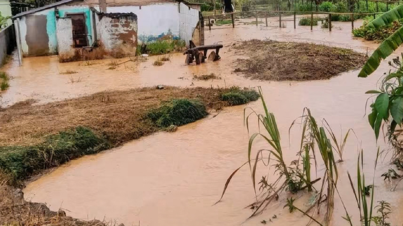 Chuvas causam alagamentos e transtornos em Piedade