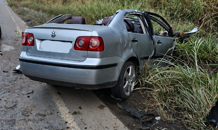 Colisão frontal entre carro e carreta deixa uma pessoa morta em Salto de Pirapora