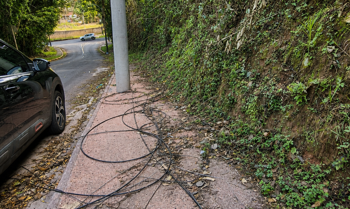 Fios expostos preocupam pedestres perto de escola em Piedade