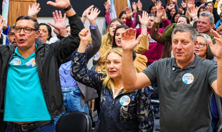 Grupo político de Júnior JK comemora desempenho de candidatos apoiados nas eleições de 2026