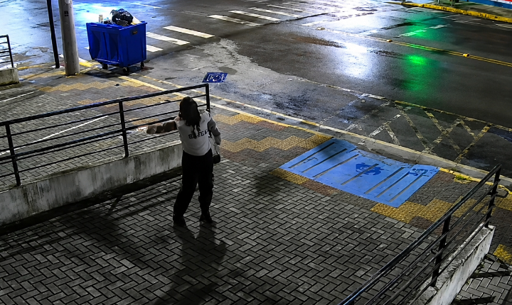 Homem atira contra prédio da Câmara de Salto de Pirapora