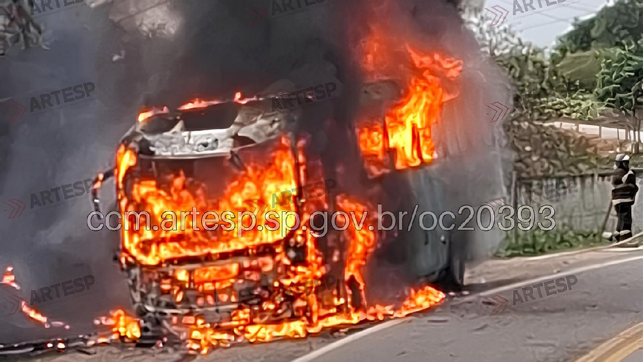 Incêndio destrói ônibus fretado em Piedade