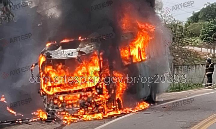 Incêndio destrói ônibus fretado em Piedade