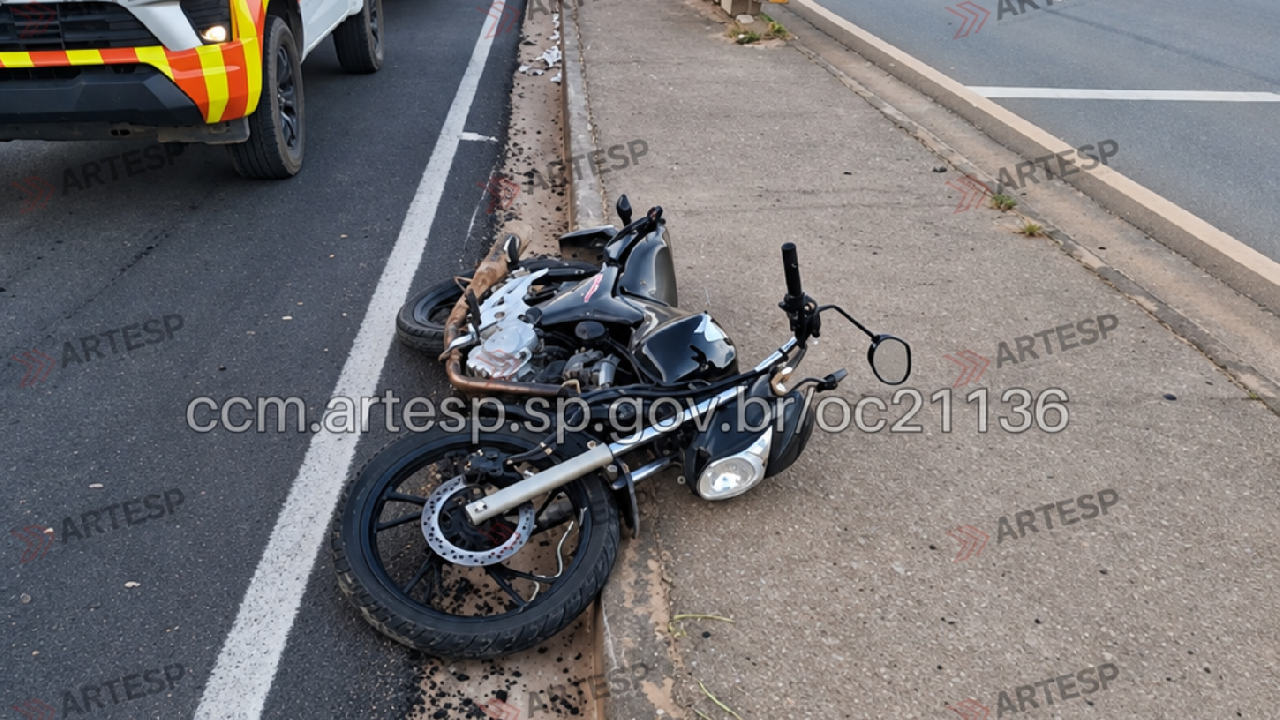 Motociclista morre após bater contra defensa metálica na SP-250, em Ibiúna