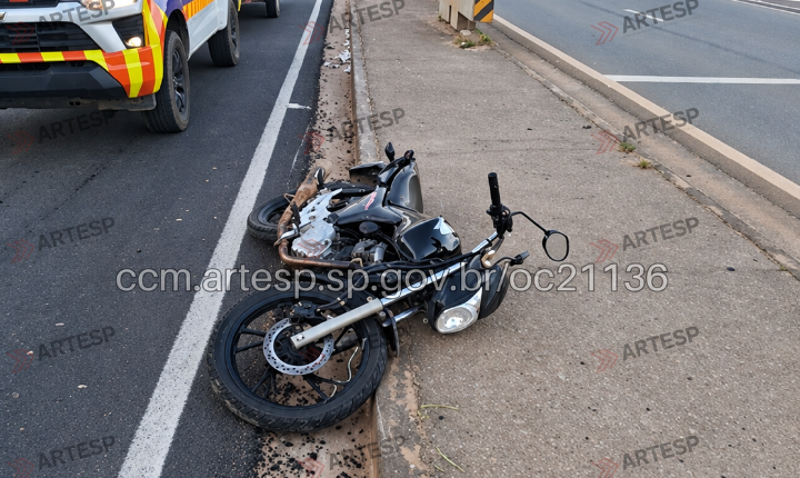 Motociclista morre após bater contra defensa metálica na SP-250, em Ibiúna