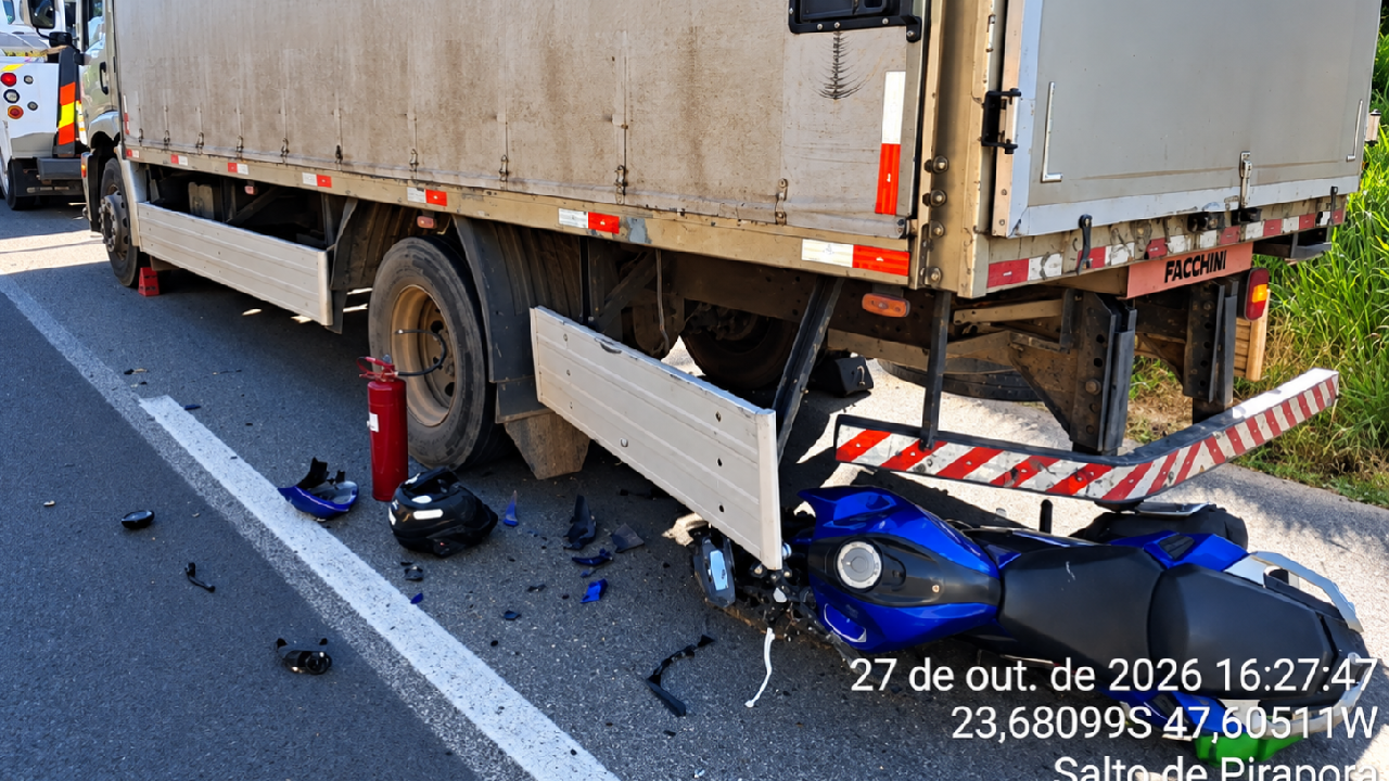 Motociclista morre após bater na traseira de caminhão na SP-264, em Salto de Pirapora