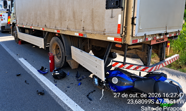 Motociclista morre após bater na traseira de caminhão na SP-264, em Salto de Pirapora