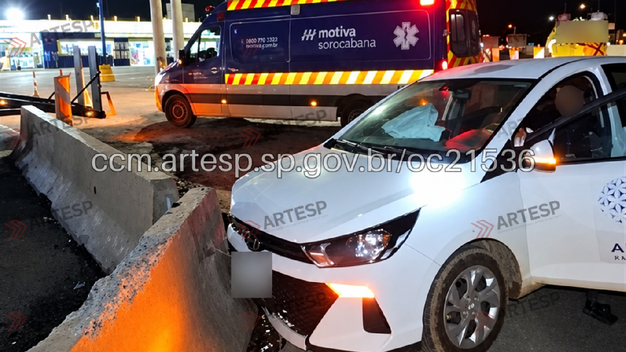 Motorista fica ferido após carro bater contra barreira na Rodovia SP-250, em Ibiúna