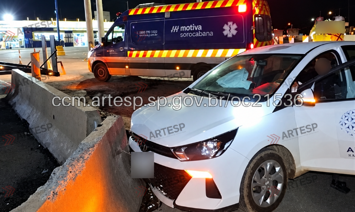 Motorista fica ferido após carro bater contra barreira na Rodovia SP-250, em Ibiúna