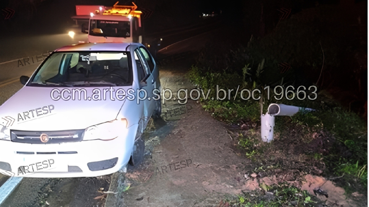 Motorista perde o controle e bate em poste na SP-079, em Tapiraí