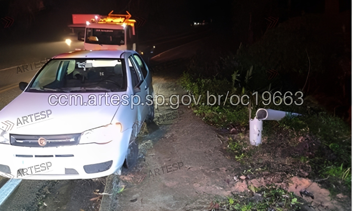 Motorista perde o controle e bate em poste na SP-079, em Tapiraí