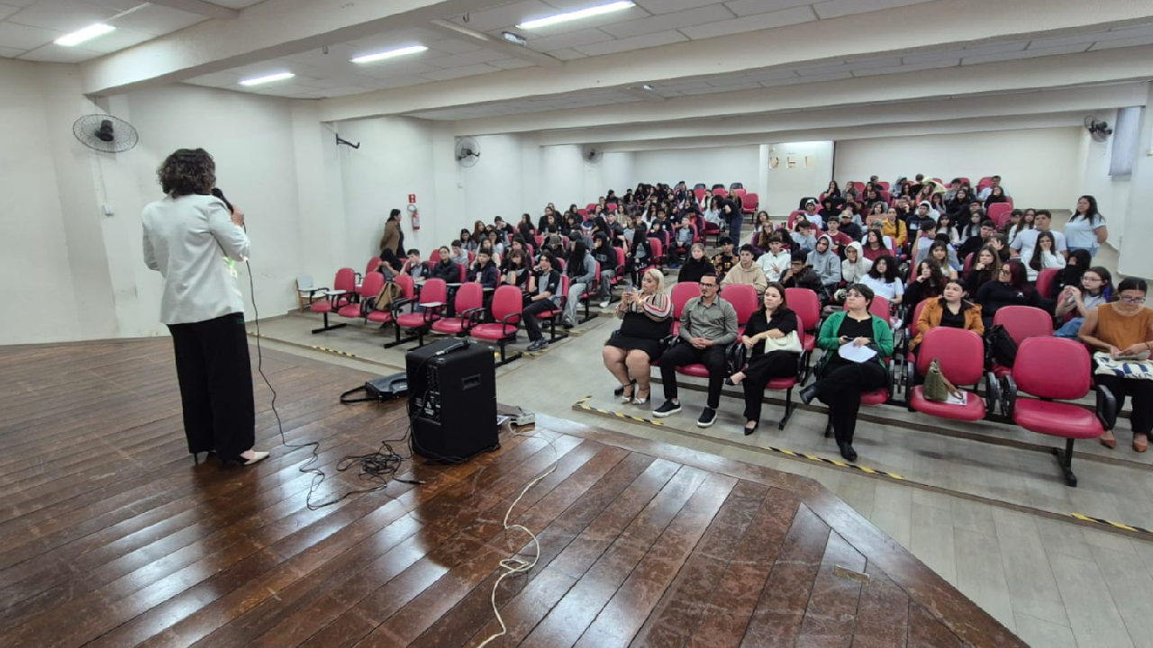 OAB orienta cerca de mil estudantes sobre violências digitais