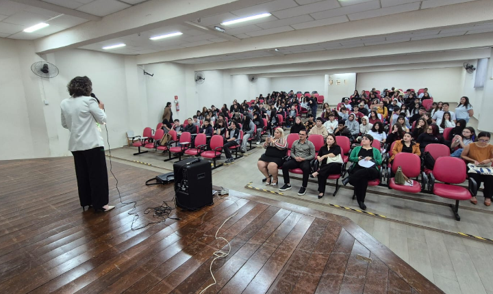 OAB orienta cerca de mil estudantes sobre violências digitais
