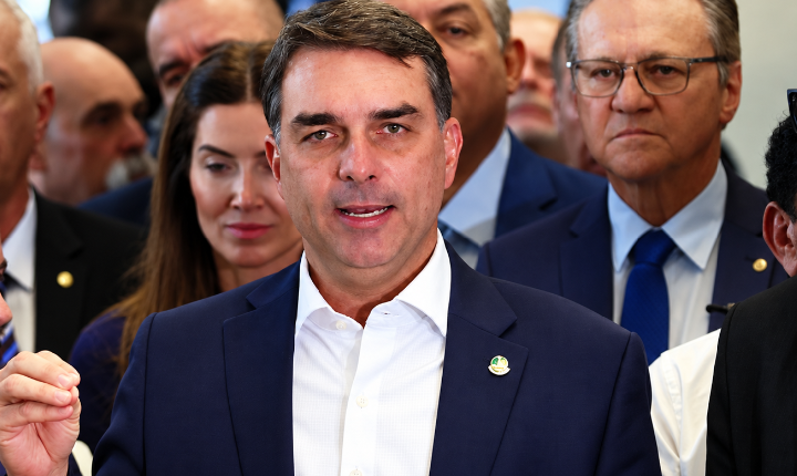 PF: Flávio não é foragido nem alvo de mandado de prisão