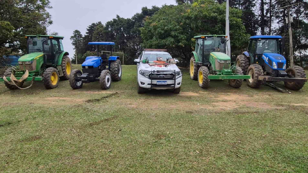 PM recupera quatro tratores furtados e apreende armas em chácara de Piedade