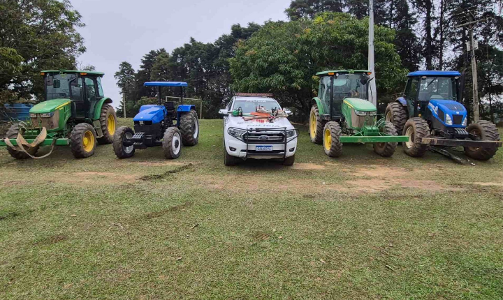 PM recupera quatro tratores furtados e apreende armas em chácara de Piedade
