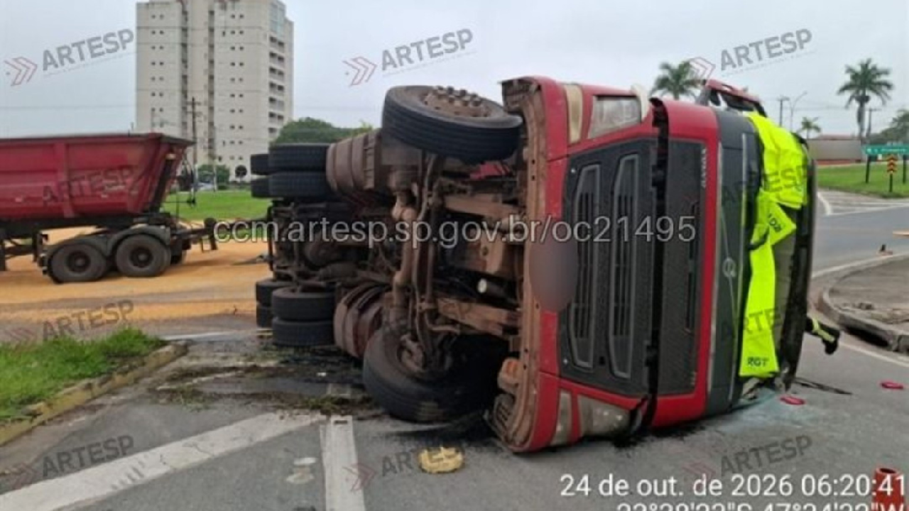 Rodotrem carregado com milho tomba em retorno de rodovia em Salto de Pirapora