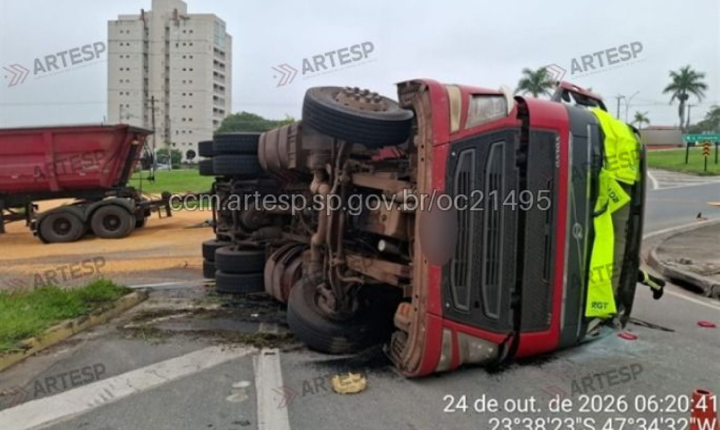 Rodotrem carregado com milho tomba em retorno de rodovia em Salto de Pirapora
