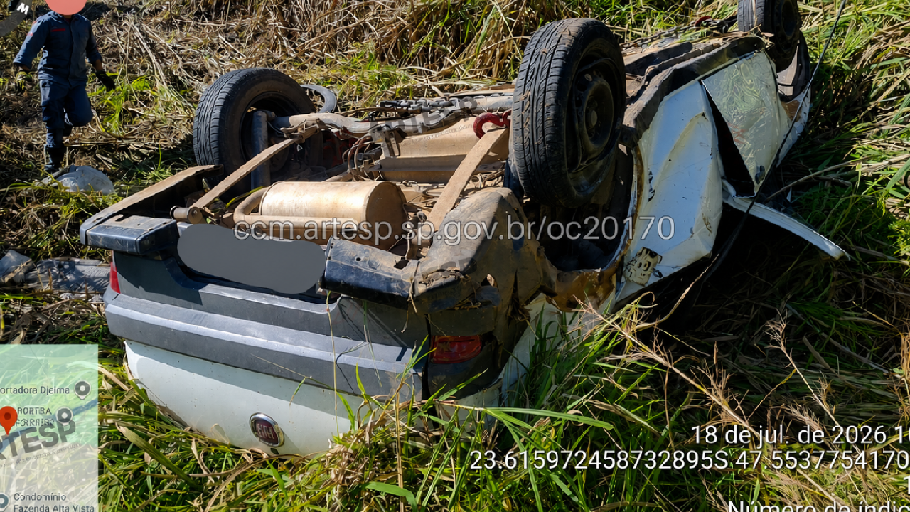 Veículo sai da pista e cai em ribanceira na SP-264, em Salto de Pirapora