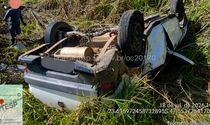 Veículo sai da pista e cai em ribanceira na SP-264, em Salto de Pirapora