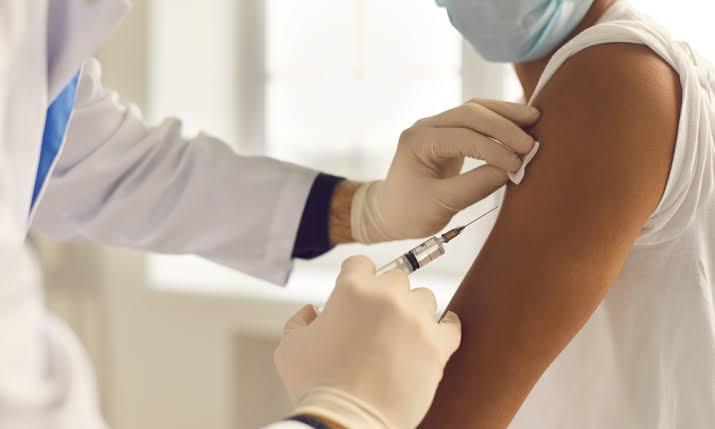 Dose de reforço pode ser aplicada somente em maiores de 18 anos de idade