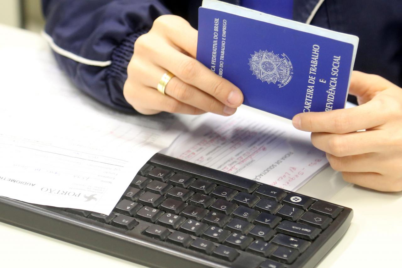 Desemprego recua na maioria dos estados em 2021