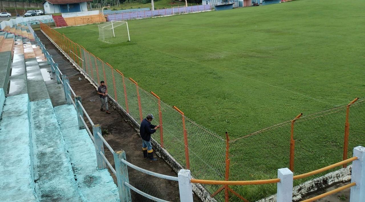 Estádio Municipal recebe substituição de alambrados e manutenção do gramado