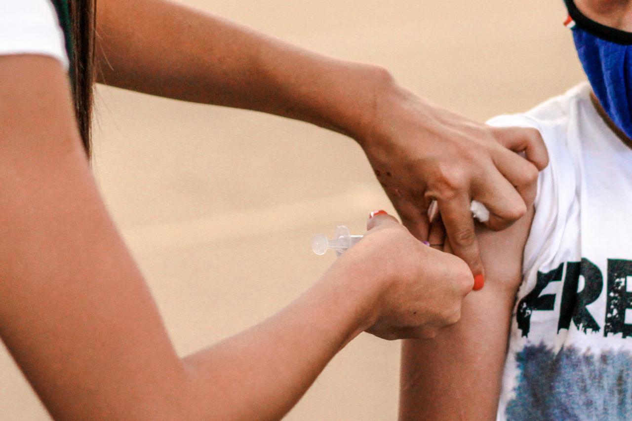Vacinação contra Covid-19 para adolescentes e adultos continua nesta quinta-feira (03)