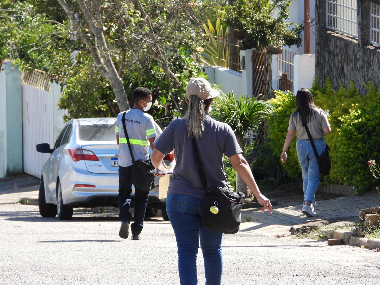Agentes da vigilância sanitária realiza buscas de focos de Dengue em bairro