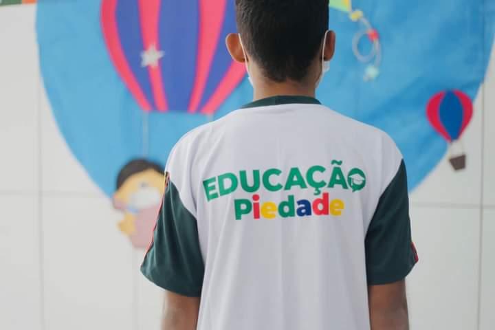 Começou neste sábado a entrega dos kits uniformes