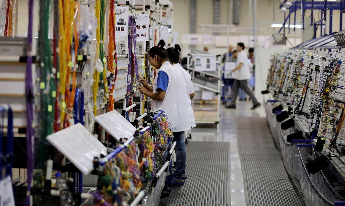 Produção industrial cresce 0,7% de janeiro para fevereiro