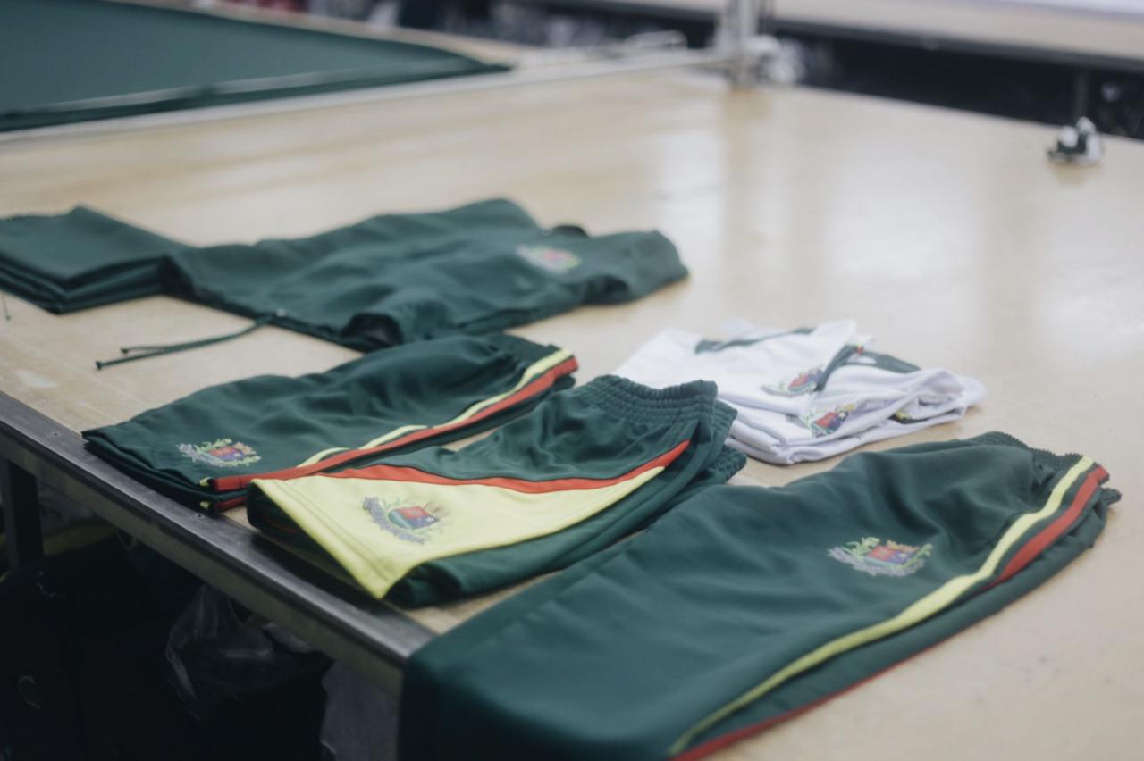 Uniforme escolar e ovo de Páscoa