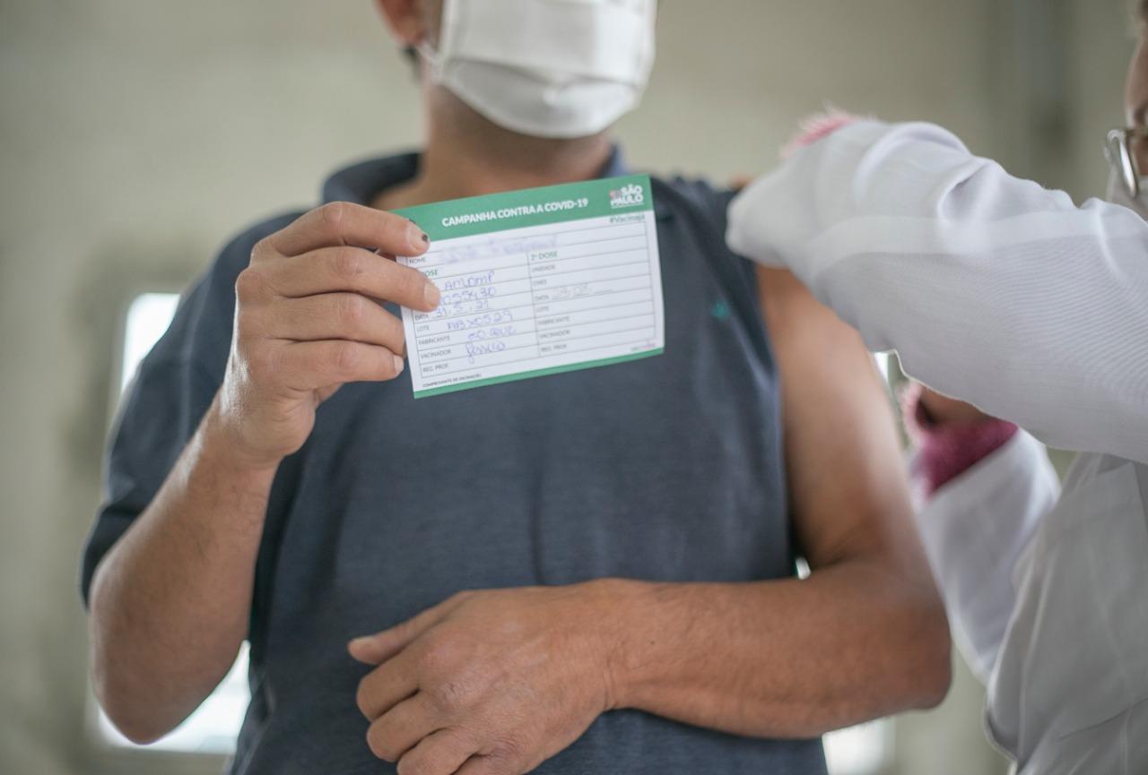 Imunossuprimidos com 60 anos ou mais começam a receber 5ª dose da vacina contra Covid-19