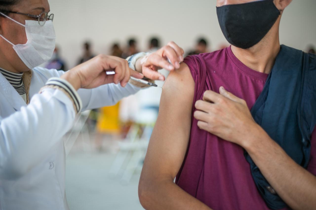 4ª dose da vacina contra Covid-19 passa a atender pessoas a partir dos 20 anos