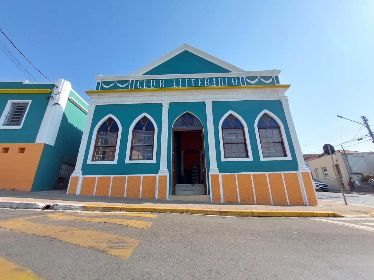 Biblioteca Municipal é ponto de troca de figurinhas do Álbum da Copa 2022