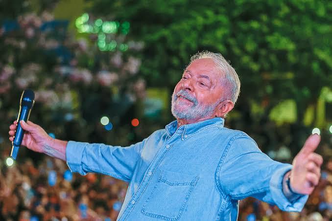 Luiz Inácio Lula da Silva (PT) é eleito presidente pela terceira vez