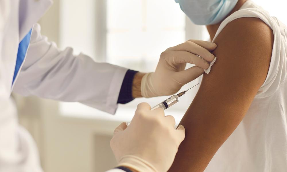 Maiores de 18 anos podem tomar a 4ª dose da Vacina contra Covid-19 a partir desta quinta (27)