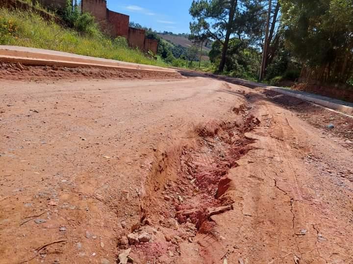 Empresa abandona obras de pavimentação de ruas da Vila Moraes