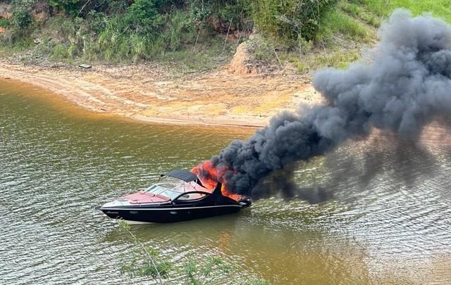Fogo destrói lancha na Represa de Itupararanga